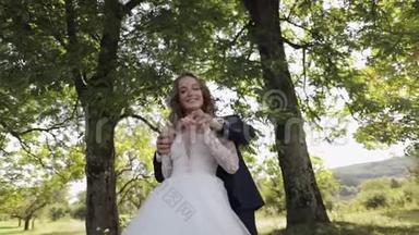 白人新郎和新娘在公园里。 <strong>新婚</strong>夫妇。 家庭幸福。 <strong>新婚</strong>夫妇
