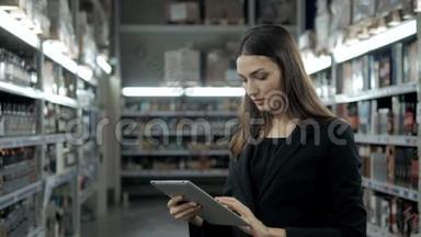 销售，购物，消费主义和人的概念-接近年轻妇女与平板电脑电脑在市场上，客户在