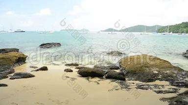 美丽的岩石和沙滩，在多云的蓝天下清澈的水，低角度的视野在奥永湾在安达曼海。