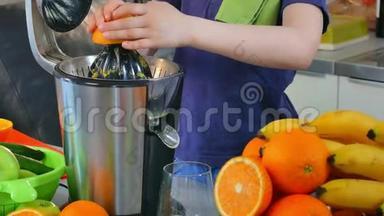 年轻白种人儿童自制新鲜橙汁厨房用电榨汁机