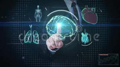 商人触摸数字屏幕，扫描大脑，心脏，肺，内脏在数字显示仪表板。 X光透视。