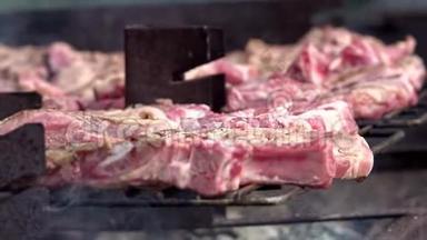 烤架上的肉排