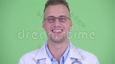 一张脸快乐的英俊男子医生戴着眼镜微笑