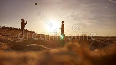 排球。 男子沙滩排球运动剪影夕阳西下