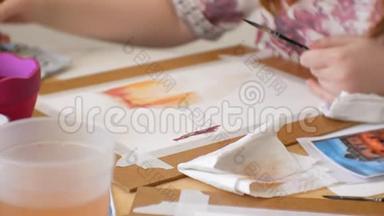 年轻女画家在家画室创作工具特写