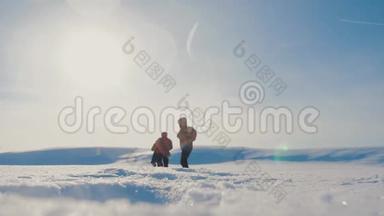 团队合作冬季旅游业务理念。男子游客双腿离开镜头俯视攀登山顶