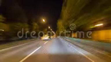 在<strong>夜间街道</strong>上以快速的速度行驶，时间推移，高度推移。