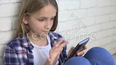 <strong>儿童</strong>游<strong>戏</strong>平板电脑，<strong>儿童</strong>智能手机，女孩阅读信息浏览互联网