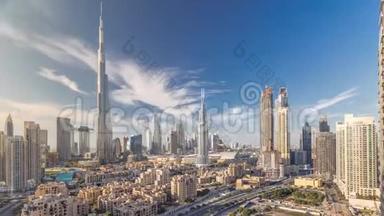 迪拜市中心的天际线随着时间推移，从迪拜的顶部可以看到哈利法塔和其他塔的全景