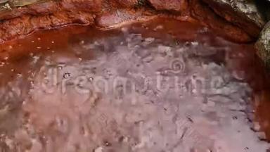 Kabardino-Balkaria山上有红墙的井中的沸腾矿泉水泡沫的来源