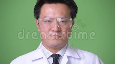 成年日本男子医生戴防护眼镜