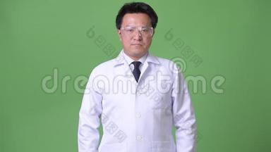 成年日本男子医生戴防护眼镜