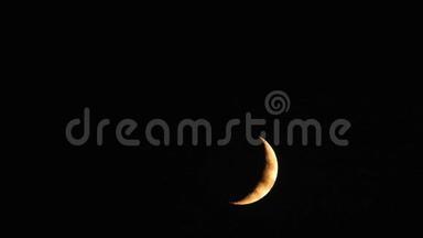 夜晚满月与云实时。 黑色天空中的4K视频满月。 云在夜晚经过月亮。 夜空中有一个