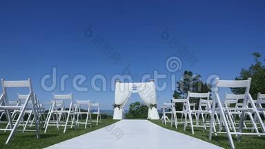 在婚礼仪式上，从过道上摆满一排排椅子
