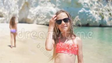 暑假期间在热带海滩玩的小女孩