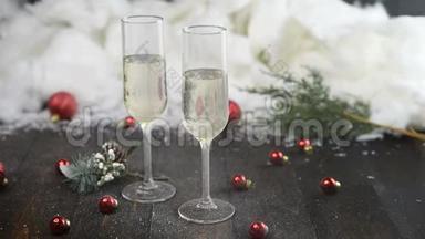 圣诞节和新年庆祝活动，配杯香槟