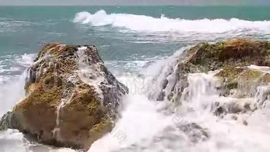 绿松石滚动波撞击岩石。