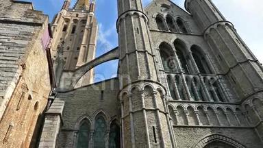 比利时布鲁日圣母教堂的哥特式建筑和高大的钟楼