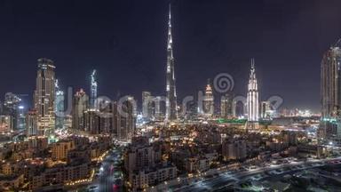 迪拜市中心的天际线夜幕降临，从迪拜的顶部可以看到哈利法塔和其他塔的全景