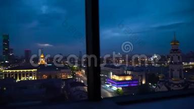 从办公室窗口可以看到<strong>城市</strong>夜景。 <strong>夜晚</strong>从<strong>城市</strong>窗口观看