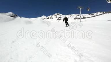 阳光明媚的一天，一个身穿黑色装备、戴着滑雪杆的白色头盔的宽角男滑雪者骑在雪坡上