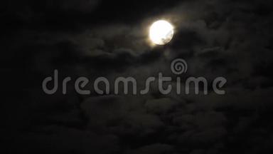 夜晚<strong>满</strong>月与<strong>云</strong>实时。 黑色天空中的4K视频<strong>满</strong>月。 <strong>云</strong>在夜晚经过月亮。 夜空中有一个
