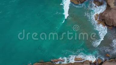 大西洋沙漠石质海岸的俯视图.. 特内里费岛海岸。 空中无人驾驶飞机的海上镜头