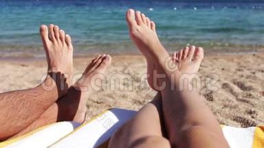腿躺在沙滩上的阳光休息室
