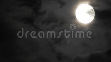 夜晚<strong>满月</strong>与云实时。 黑色天空中的4K视频<strong>满月</strong>。 云在夜晚经过月亮。 夜空中有一个