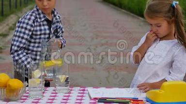 两个小孩在阳光明媚的<strong>日</strong>子里在自制的柠檬水摊上<strong>卖</strong>柠檬水，上面写着一个企业家的价格标志