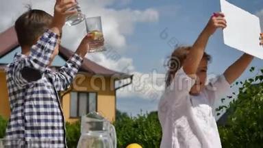 两个小孩在阳光明媚的日子里在自制的柠檬水摊上卖柠檬水，上面写着一个企业家的价格标志