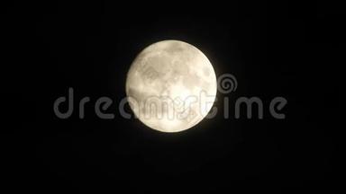 <strong>夜晚</strong>满月与云实时。 黑色天空中的4K视频满月。 云在<strong>夜晚</strong>经过月亮。 夜空中有一个