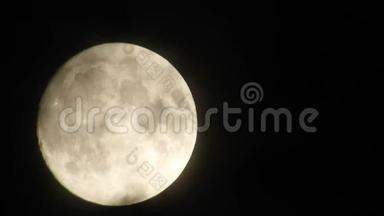 <strong>夜晚</strong>满月与云实时。 黑色天空中的4K视频满月。 云在<strong>夜晚</strong>经过月亮。 夜空中有一个