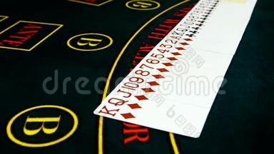 扑克牌分布在绿色表面的扑克桌上