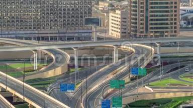 迪拜市区高速公路立交的鸟瞰图。