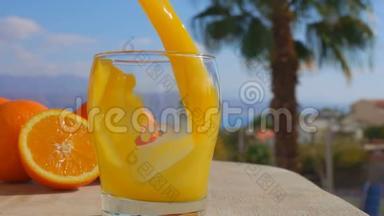 新鲜橙汁倒入玻璃杯中