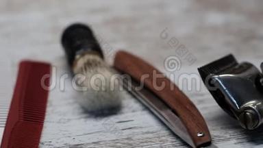 老式理发工具、危险剃须刀、理发剪刀、旧手工剪子、梳子、剃须刀