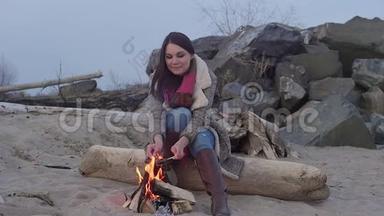 晚火中坐在火炉旁的年轻女子。