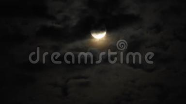 夜晚满月与<strong>云</strong>实时。 黑色天空中的4K<strong>视频</strong>满月。 <strong>云</strong>在夜晚经过月亮。 夜空中有一个