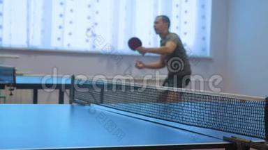 乒乓球反手概念.. 生活方式模糊的焦点男人打乒乓球运动活跃