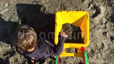 幼儿幼儿玩沙.