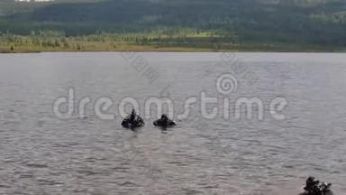 在一个山湖里潜水，为紧<strong>急救</strong>援人员练习技术。 浸泡在冷水中