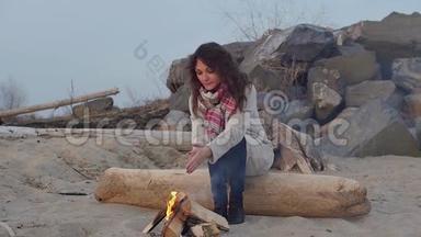 晚火中坐在火炉旁的年轻女子。