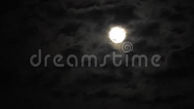 夜晚<strong>满</strong>月与<strong>云</strong>实时。 黑色天空中的4K视频<strong>满</strong>月。 <strong>云</strong>在夜晚经过月亮。 夜空中有一个