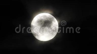 夜晚满月与<strong>云</strong>实时。 黑色天空中的4K<strong>视频</strong>满月。 <strong>云</strong>在夜晚经过月亮。 夜空中有一个