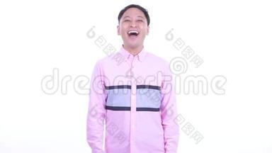 快乐的日本商人带着粉色衬衫微笑