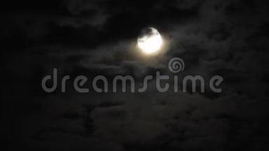 <strong>夜<strong>晚</strong></strong>满月与云实时。 黑色天空中的4K视频满月。 云在<strong>夜<strong>晚</strong></strong>经过月亮。 夜空中有一个