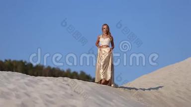 美丽的新娘穿着时尚的飞行服装和花环在迪拜的<strong>大沙漠</strong>。