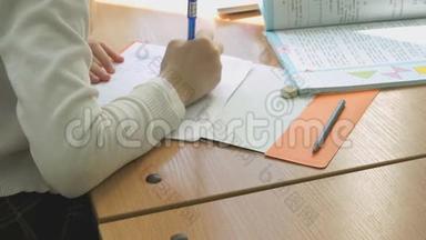 女学生用钢笔在复印本上写课文