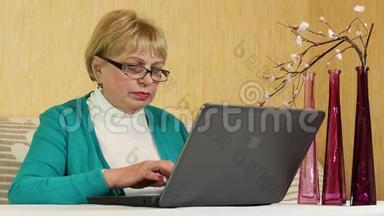 带<strong>笔记本</strong>的女人。 老年妇女使用<strong>笔记本</strong>电脑